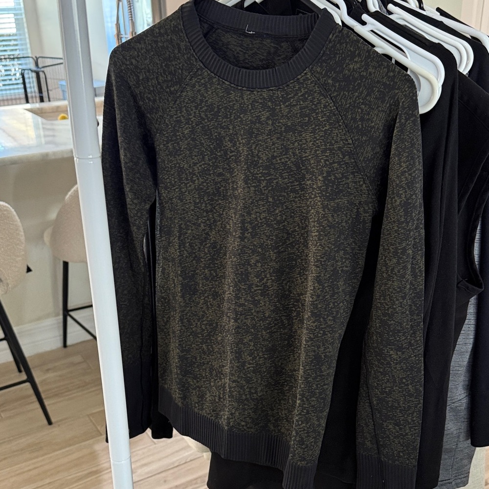 Lululemon Athletica women’s crewneck - Black with Olive Speckle